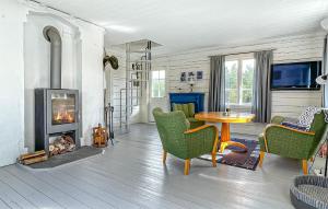 2 Bedroom Awesome Home In Töcksfors