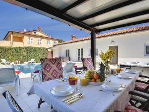 Villa in Pula with swimming pool
