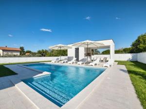 Villa in Pula with swimming pool