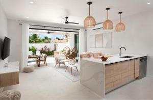 Walk to Beach, Luxury Villa, Pool, Near Holetown