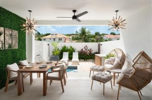 Walk to Beach, Luxury Villa, Pool, Near Holetown