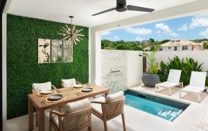 Walk to Beach, Luxury Villa, Pool, Near Holetown