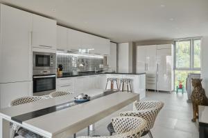 Spectacular two bed penthouse amazing sea views