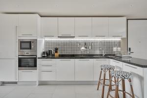 Spectacular two bed penthouse amazing sea views