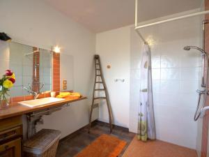 Gîte spacieux avec piscine privée et animaux admis à Saint-Priest-la-Prugne - FR-1-496-132