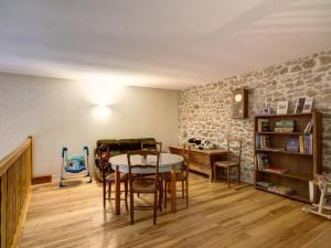 Gîte spacieux avec piscine privée et animaux admis à Saint-Priest-la-Prugne - FR-1-496-132