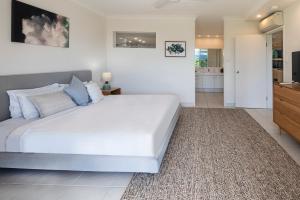 Lagoon 004 by HamoRent on Hamilton Island