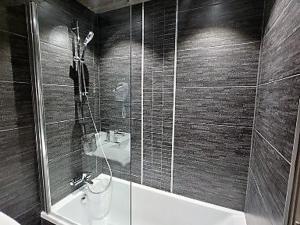 Appartement 4 pers. aux pieds des pistes avec parking et wifi - FR-1-598-130