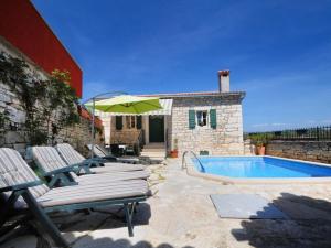 Villa in Tinjan with swimming pool