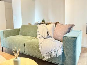 At home in Melbourne - 2 Bedrooms & 2 Bathrooms with Gym and Pool