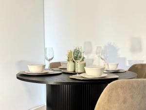 At home in Melbourne - 2 Bedrooms & 2 Bathrooms with Gym and Pool