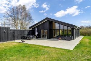 Wooden House With Direct Access To The Sea