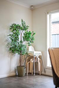 StayAU Newly 8 Beds Spacious Home in Derrimut