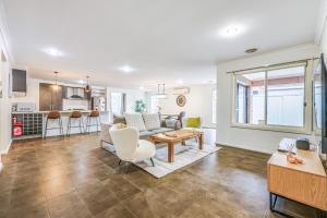 StayAU Newly 8 Beds Spacious Home in Derrimut