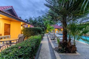 V247 Poolside 1BR Near Naiharn Beach & Gym