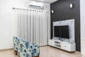 Santorini 3BR Resort Apartment Pool & Gym