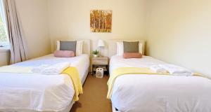 StayAU 2BR Home with Stunning Views in Tasmania