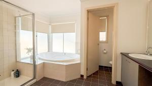 StayAU Family Haven Pet-Friendly Caroline Springs