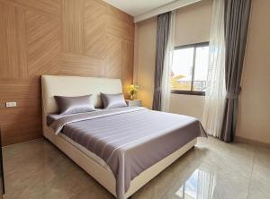 芭提雅市中心别墅 中天海滩独栋泳池别墅 步行街附近的别墅 现代风格大空间 价格优惠服务好