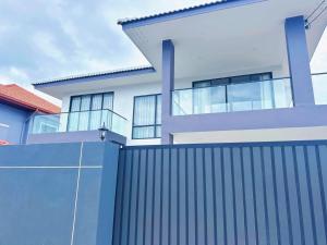 芭提雅市中心别墅 中天海滩独栋泳池别墅 步行街附近的别墅 现代风格大空间 价格优惠服务好