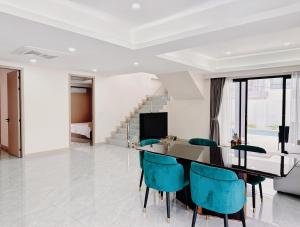 芭提雅市中心别墅 中天海滩独栋泳池别墅 步行街附近的别墅 现代风格大空间 价格优惠服务好