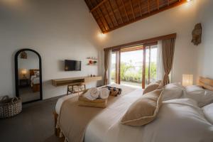 Private Pool, Rice Fields, 2 BR Villa Near Canggu