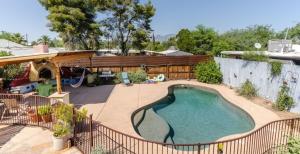 Central House with Pool & Hot Tub