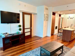 Channelside Luxury Retreat Spacious 2BR 2BA Condo with Pool, Balcony, Sauna & Gym