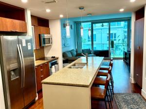 Channelside Luxury Retreat Spacious 2BR 2BA Condo with Pool, Balcony, Sauna & Gym