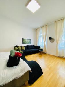Bright 2BR Retreat Steps from Westbahnhof