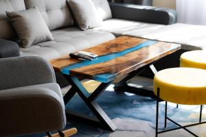 2 DeLuxe Apartments, Top Center Free Parking, 4 BDR