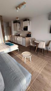 Studio by the River with Terrace, Basen, Sauna, Jacuzzi, Fitness