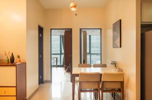 One Uptown 2 Bedroom with 3 Beds Uptown Mall View