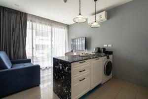 Cozy 1BR Apt 300m to Surin Beach Rooftop Pool B306