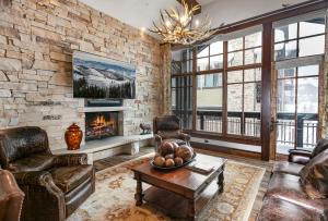 Arrowleaf Lodge- Two Bedroom #401 condo