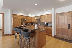 302 - Three Bedroom Shooting Star condo