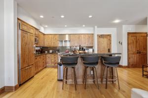 302 - Three Bedroom Shooting Star condo