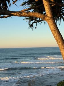 Moffat Beach Coastal Retreat Walk to Beach, Cafes & Headland