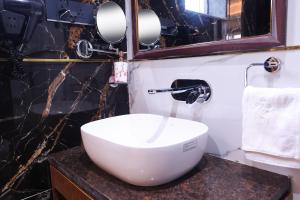 The Hoften Snowia Luxury Stay, Mukteshwar - Near Bhalugarh Waterfall