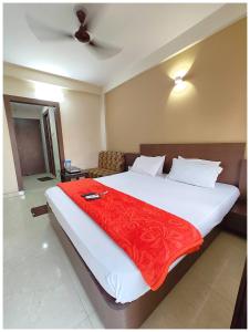 SEA VIEW from ROOFTOP- GOLDEN BEACH- SWARGADWAR GARDEN - LIGHT HOUSE BEACH- Bengali Market - U K Suit & Palace - Lift & Parking Facilities - Fully Air Conditioned Hotel in Prime location