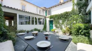 Dans le centre du village, bordée par une petite venelle typiquement rétaise, maison de village entièrement rénovée en 2