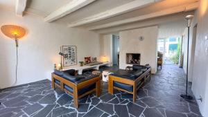 Dans le centre du village, bordée par une petite venelle typiquement rétaise, maison de village entièrement rénovée en 2