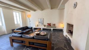 Dans le centre du village, bordée par une petite venelle typiquement rétaise, maison de village entièrement rénovée en 2