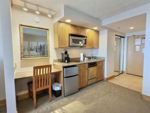 Stellar Location with Hot Tub Pool Steam Room & Gym Acces