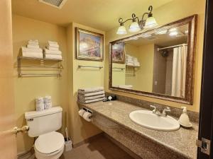 Stellar Location with Hot Tub Pool Steam Room & Gym Acces