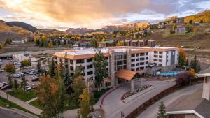 Stellar Location with Hot Tub Pool Steam Room & Gym Acces