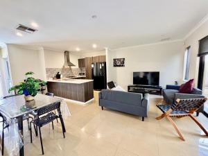 Innaloo Family Oasis 3BR 2BA 2PKG