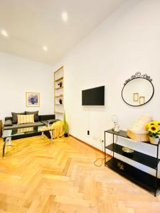 Spacious 2BR Apartment 7 Min from Westbahnhof