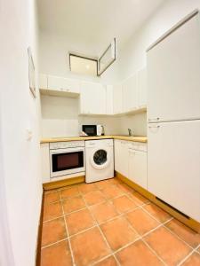 Spacious 2BR Apartment 7 Min from Westbahnhof