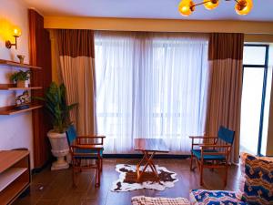 1404 Roseville Family Stays - Heated Rooftop Pool, Kids Play, Garden